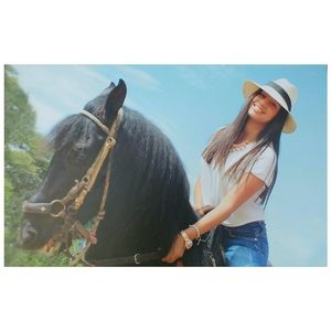 Meet your Posher, Laura